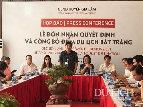 Ông Lý Duy Thanh - Phó Chủ tịch huyện Gia Lâm phát biểu tại buổi họp báo